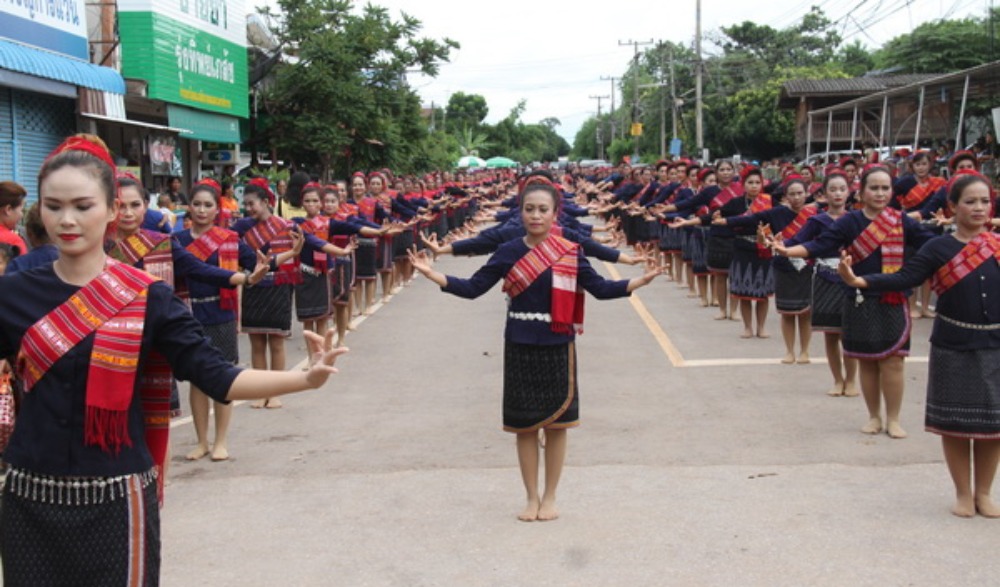 ประเพณีชนสามเผ่าภูไทชาวศรีธาตุ