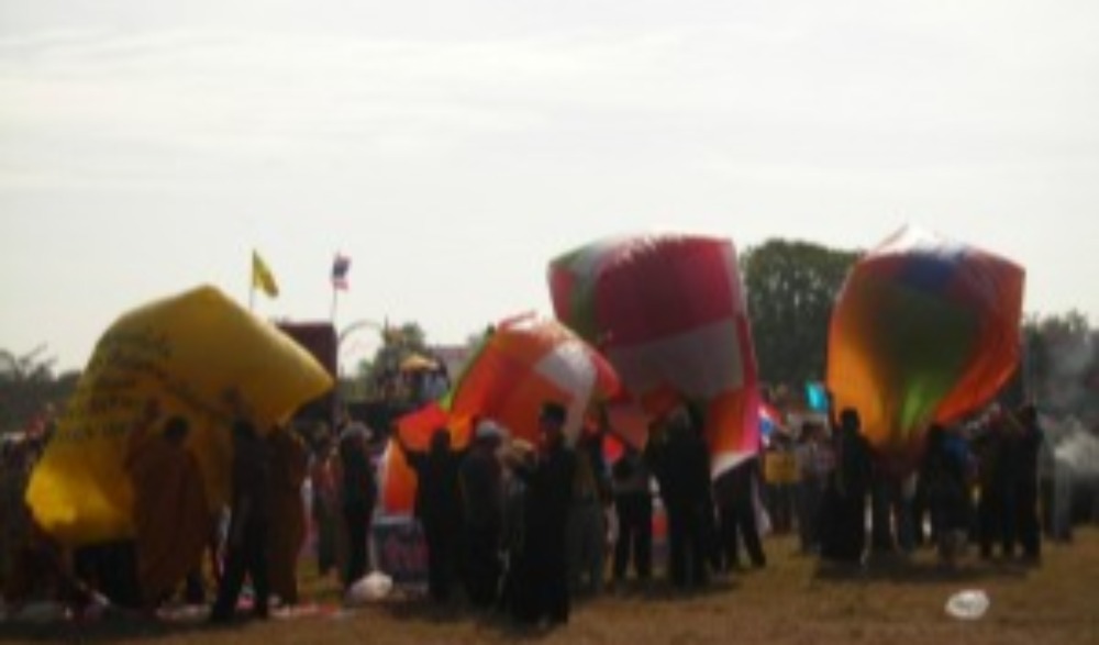 งานประเพณีโคมลมลอยฟ้า ผ้ามัดหมี่ย้อมคราม