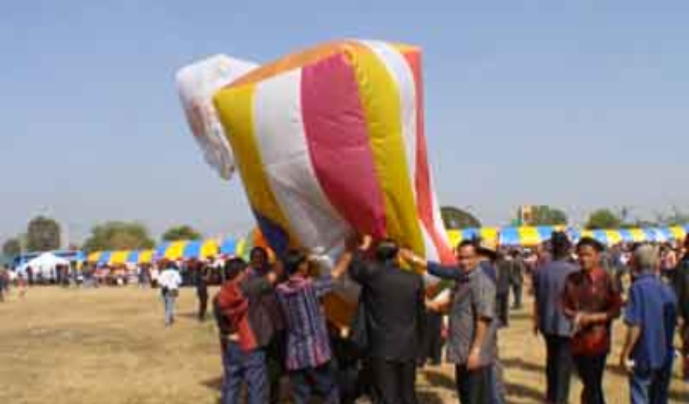 งานประเพณีโคมลมลอยฟ้า ผ้ามัดหมี่ย้อมคราม