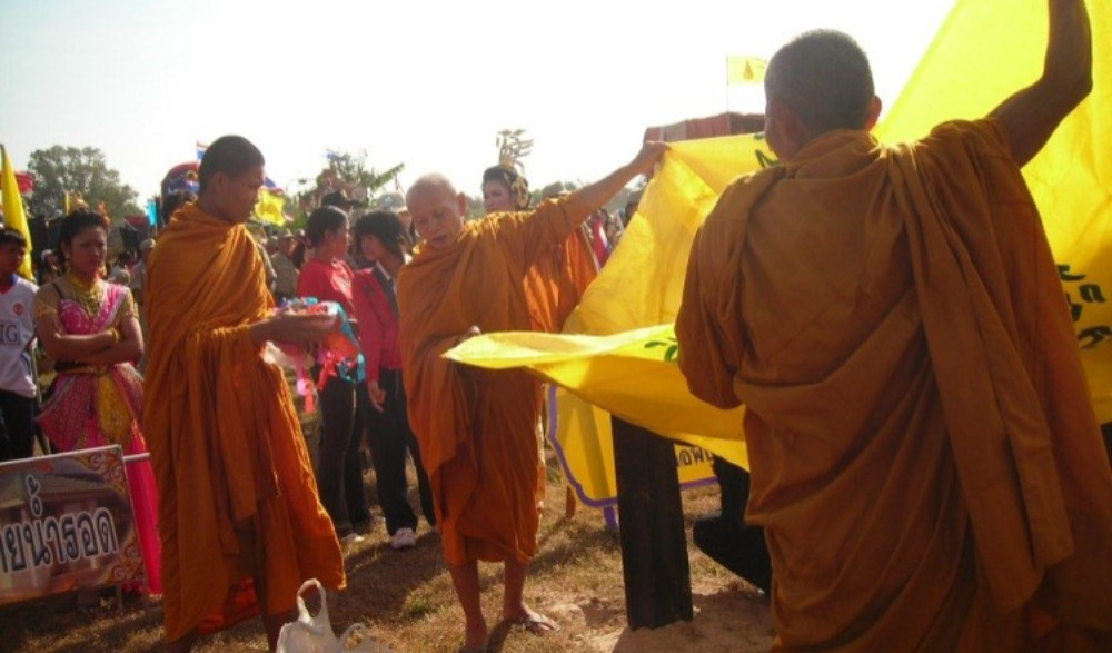 งานประเพณีโคมลมลอยฟ้า ผ้ามัดหมี่ย้อมคราม
