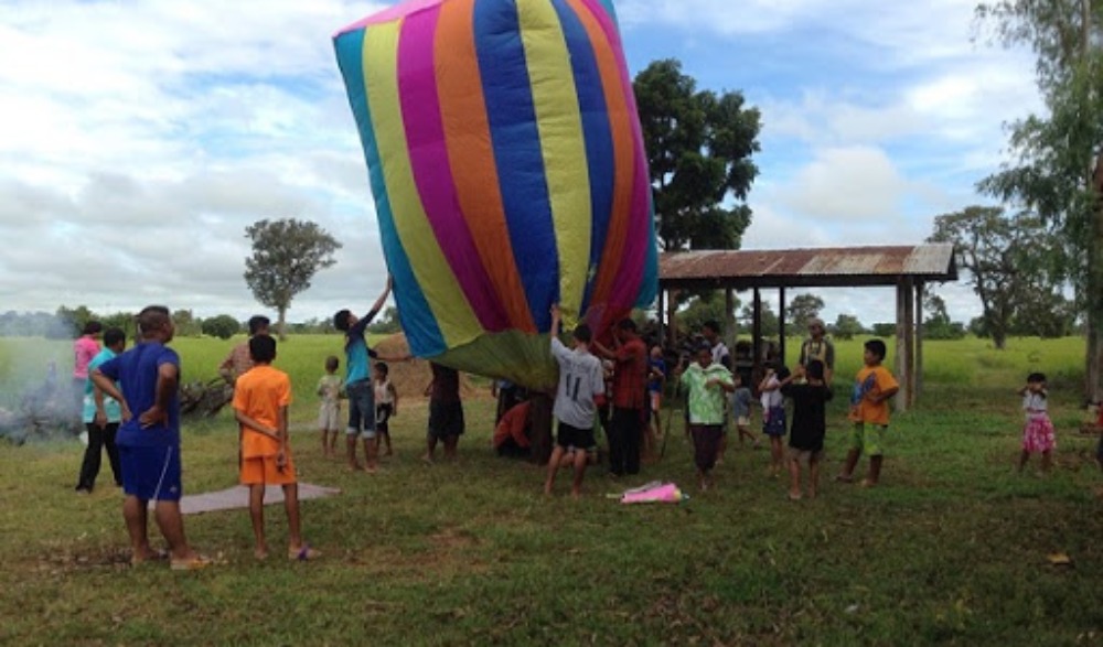 งานประเพณีโคมลมลอยฟ้า ผ้ามัดหมี่ย้อมคราม