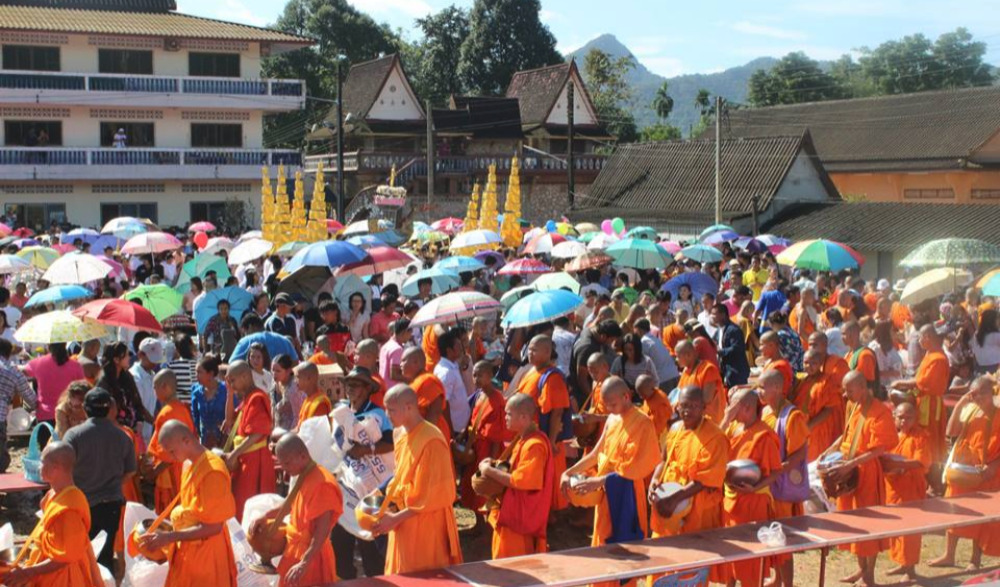 ประเพณีตักบาตรเทโว วัดบ้านหงาว ระนอง