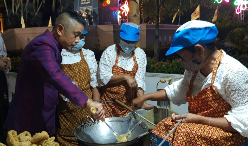 มหรรมขนมธรรมขนมไทยในงานบุญประเพณี