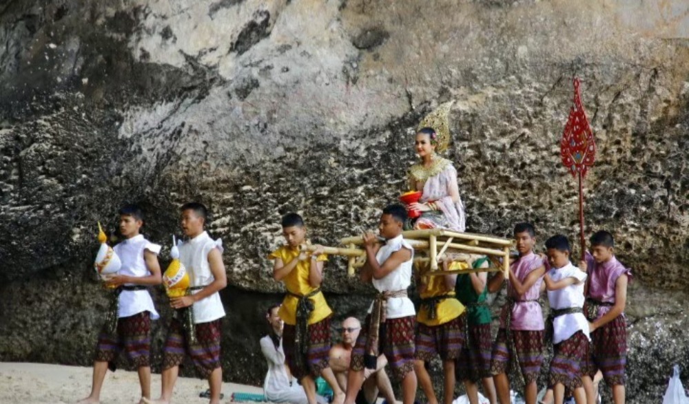 พิธีขอพรพระนางและจดทำเบียนสมรส