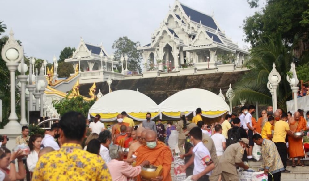 ประเพณีชักพระและตักบาตรเทโว
