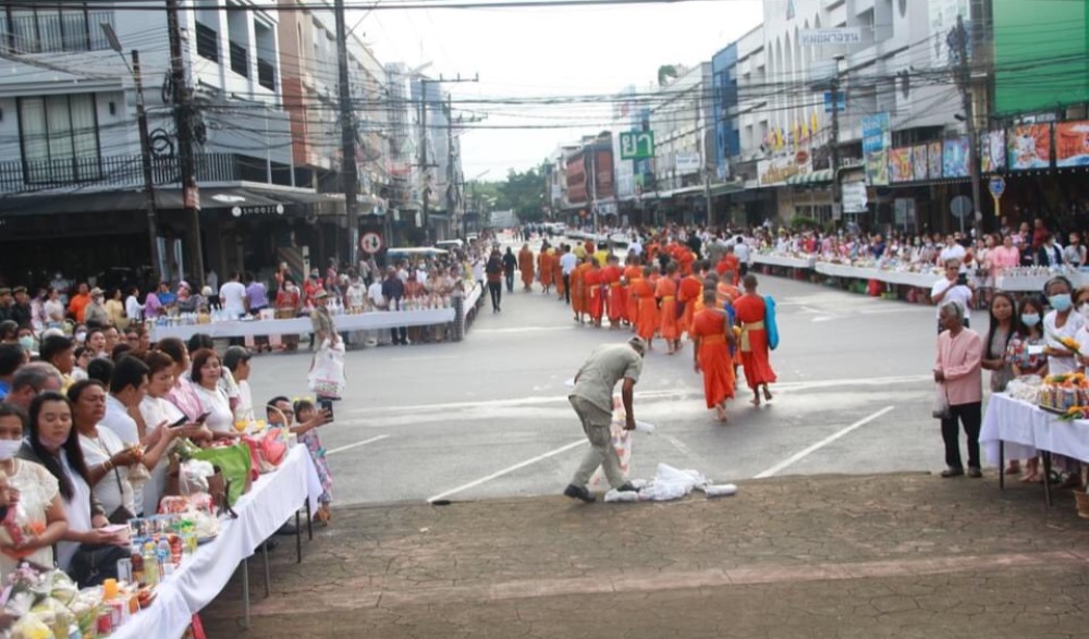 ประเพณีชักพระและตักบาตรเทโว