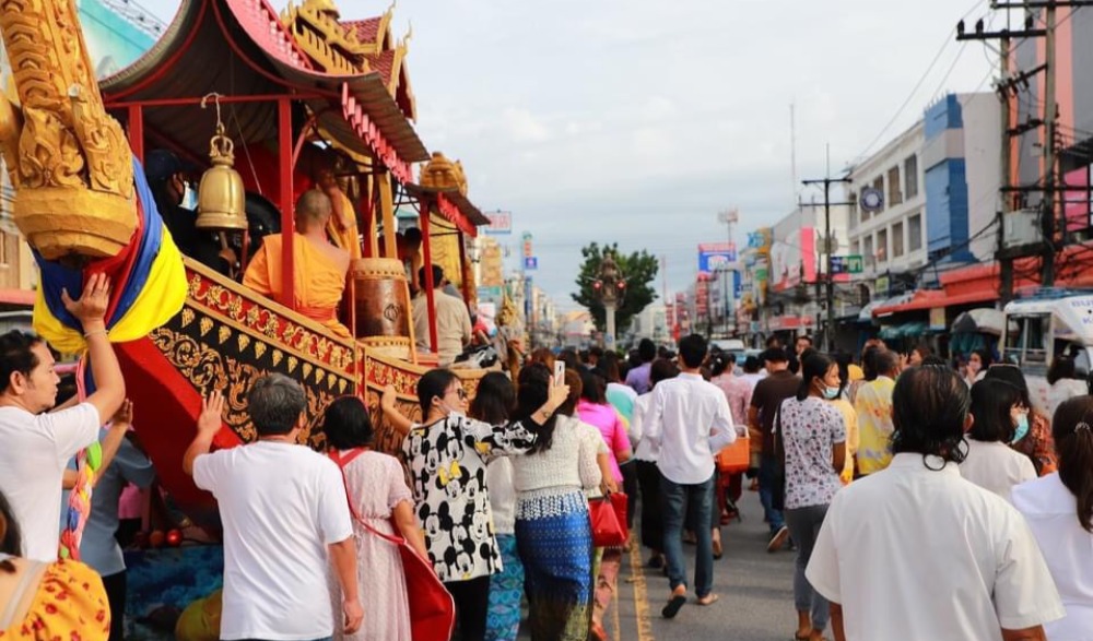 ประเพณีชักพระและตักบาตรเทโว