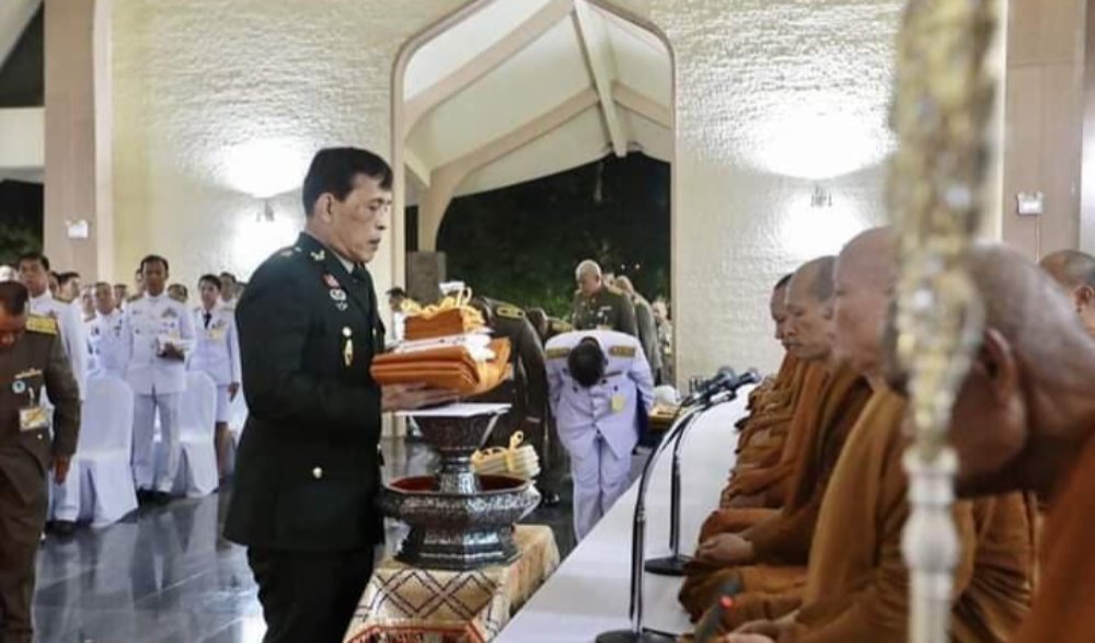 พระบาทสมเด็จพระปรเมนทรรามาธิบดีศรีสินทรมหาวชิราลงกรณ พระวชิรเกล้าเจ้าอยู่หัว และสมเด็จพระนางเจ้าสุทิดาพัชรสุธาพิมลลักษณ พระบรมราชินี เสด็จพระราชดำเนินถวายผ้าพระกฐิน