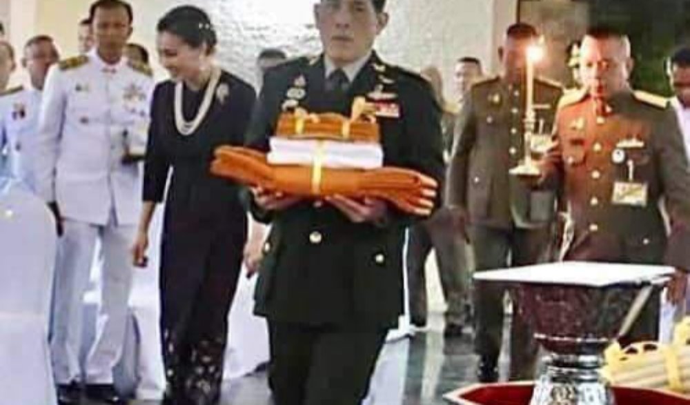 พระบาทสมเด็จพระปรเมนทรรามาธิบดีศรีสินทรมหาวชิราลงกรณ พระวชิรเกล้าเจ้าอยู่หัว และสมเด็จพระนางเจ้าสุทิดาพัชรสุธาพิมลลักษณ พระบรมราชินี เสด็จพระราชดำเนินถวายผ้าพระกฐิน