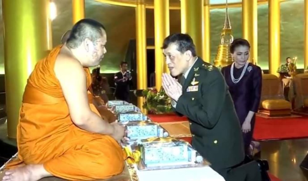 พระบาทสมเด็จพระปรเมนทรรามาธิบดีศรีสินทรมหาวชิราลงกรณ พระวชิรเกล้าเจ้าอยู่หัว และสมเด็จพระนางเจ้าสุทิดาพัชรสุธาพิมลลักษณ พระบรมราชินี เสด็จพระราชดำเนินถวายผ้าพระกฐิน