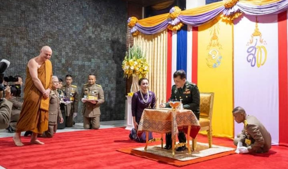 พระบาทสมเด็จพระปรเมนทรรามาธิบดีศรีสินทรมหาวชิราลงกรณ พระวชิรเกล้าเจ้าอยู่หัว และสมเด็จพระนางเจ้าสุทิดาพัชรสุธาพิมลลักษณ พระบรมราชินี เสด็จพระราชดำเนินถวายผ้าพระกฐิน