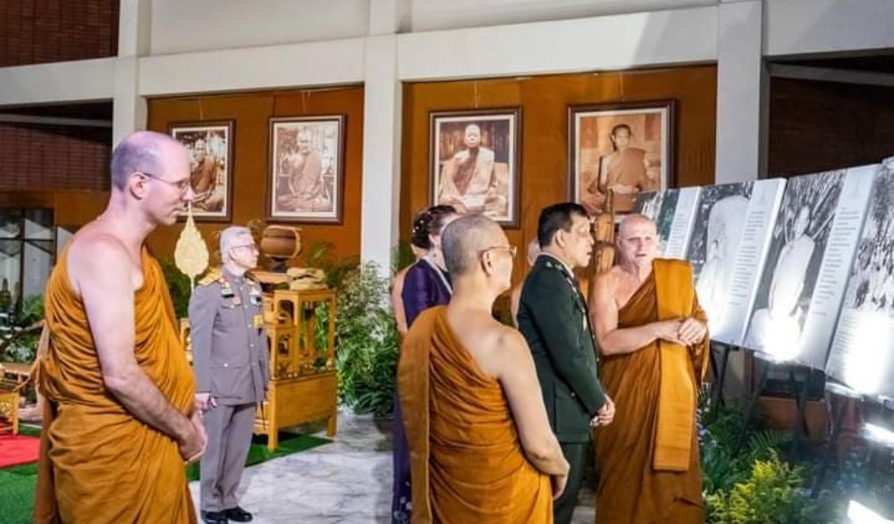 พระบาทสมเด็จพระปรเมนทรรามาธิบดีศรีสินทรมหาวชิราลงกรณ พระวชิรเกล้าเจ้าอยู่หัว และสมเด็จพระนางเจ้าสุทิดาพัชรสุธาพิมลลักษณ พระบรมราชินี เสด็จพระราชดำเนินถวายผ้าพระกฐิน