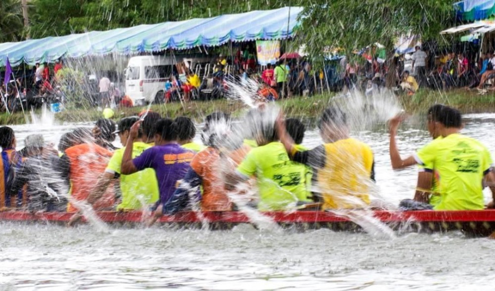 ประเพณีแข่งเรือยาว ชิงถ้วยพระราชทาน สมเด็จพระกนิษฐาธิราชเจ้า กรมสมเด็จพระเทพรัตนราชสุดา  เจ้าฟ้ามหาจักรีสิรินธรฯ  สยามบรมราชกุมารี