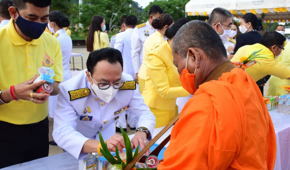 พิธีทำบุญตักบาตรพระสงฆ์และสามเณร  5 ธันวาคม 2563