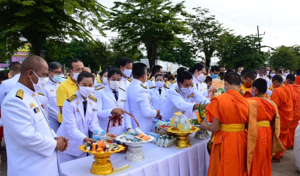 พิธีทำบุญตักบาตรพระสงฆ์และสามเณร  5 ธันวาคม 2563