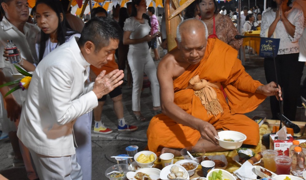 ประเพณีการให้ทานไฟ