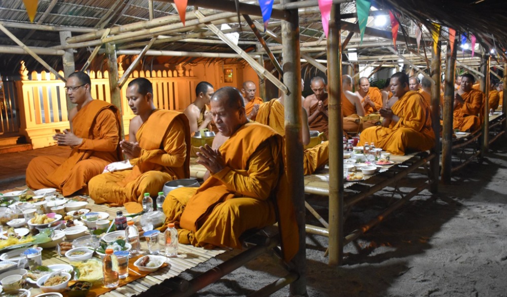 ประเพณีการให้ทานไฟ