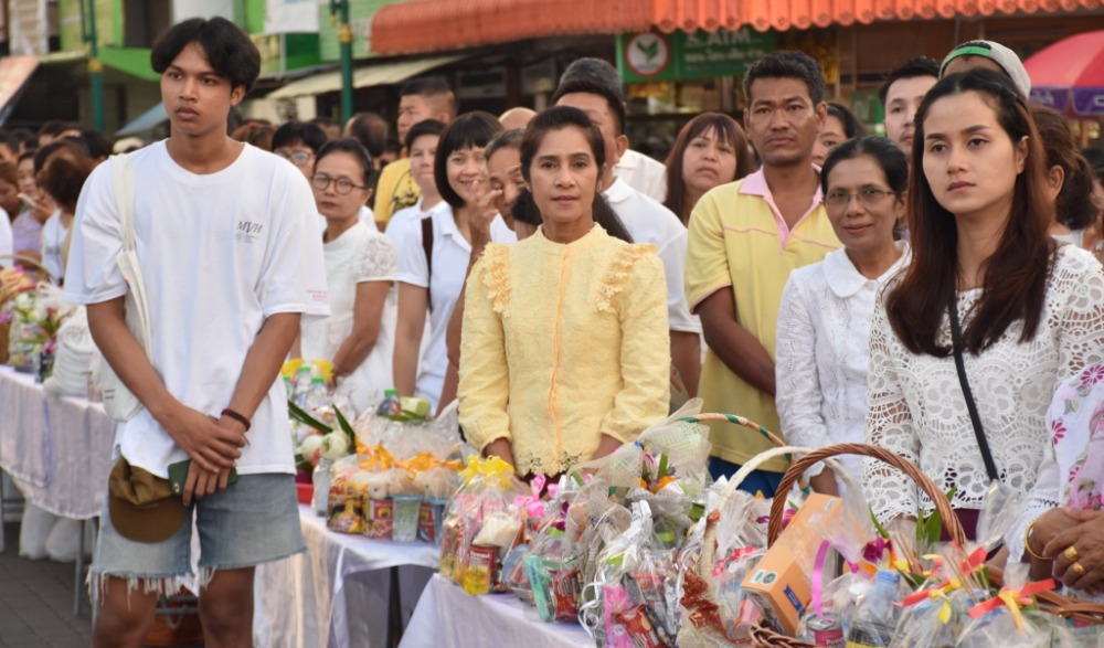 กิจกรรมทำบุญตักบาตรปีใหม่ ที่เมืองนคร