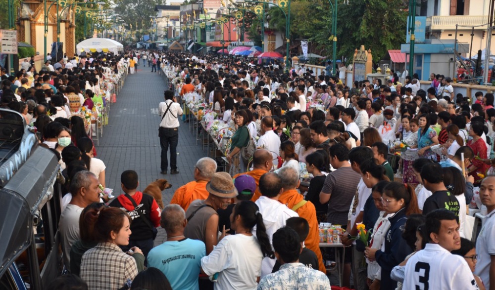 กิจกรรมทำบุญตักบาตรปีใหม่ ที่เมืองนคร
