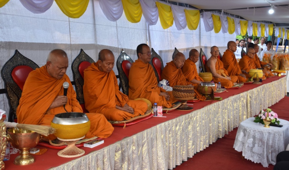กิจกรรมทำบุญตักบาตรปีใหม่ ที่เมืองนคร