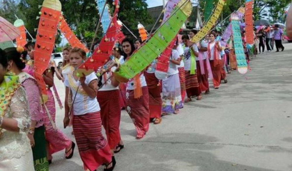 ประเพณีสงกรานต์แห่หางหงส์ธงตะขาบของชาวไทยรามัญ