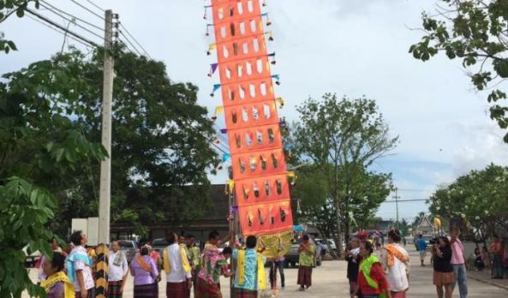 ประเพณีสงกรานต์แห่หางหงส์ธงตะขาบของชาวไทยรามัญ