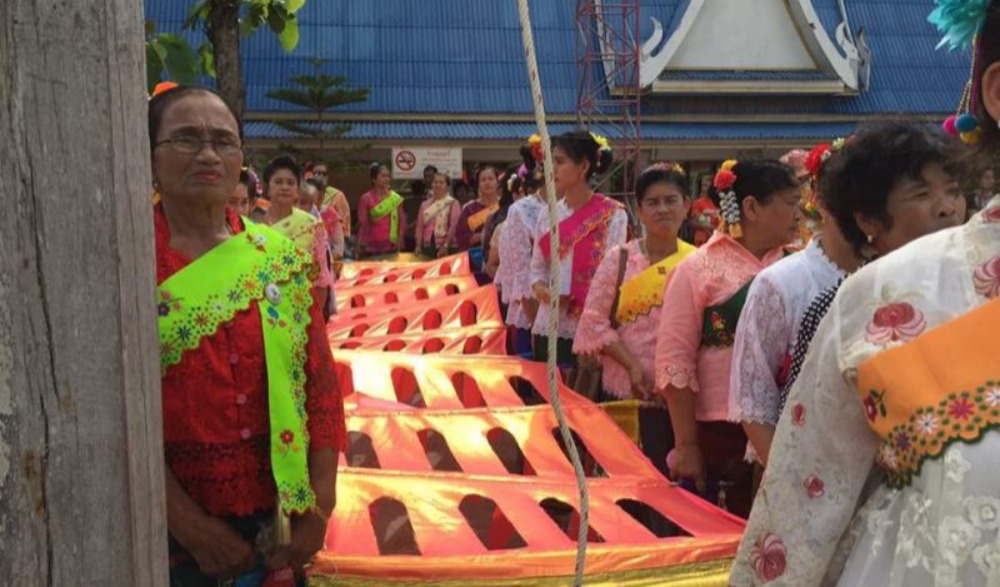 ประเพณีสงกรานต์แห่หางหงส์ธงตะขาบของชาวไทยรามัญ