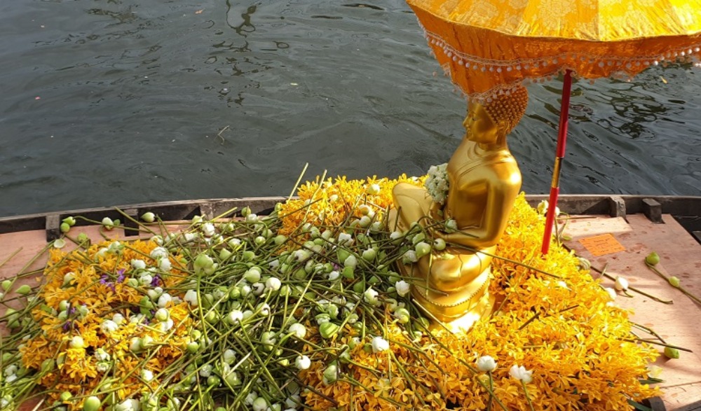 พิธีโยนบัว (ช่วงเทศกาลวันเข้าพรรรษา)