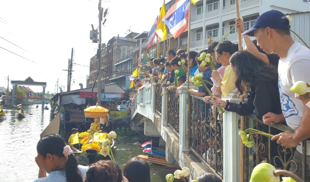 พิธีโยนบัว (ช่วงเทศกาลวันเข้าพรรรษา)