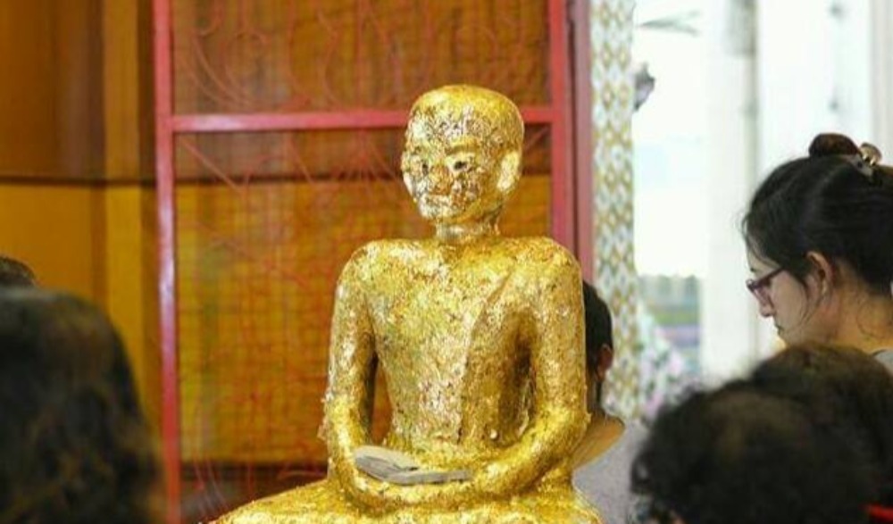 เทศกาลประเพณีประจำปีปิดทองหลวงพ่อในกุฏิ วัดกุยบุรี