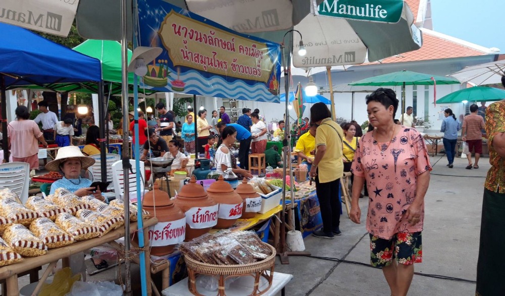 เที่ยวงานวัดย้อนยุคเมืองพระบาง นมัสการหลวงพ่อทอง ประจำปี 2564