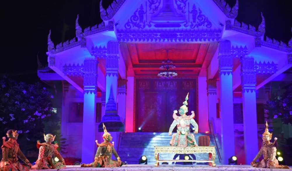 เที่ยวงานวัดย้อนยุคเมืองพระบาง นมัสการหลวงพ่อทอง ประจำปี 2564