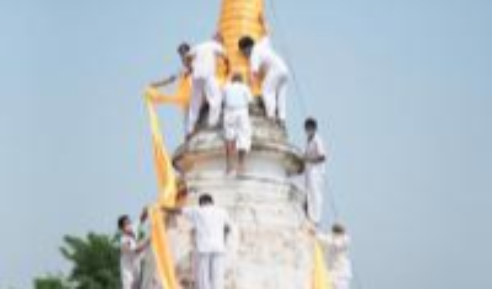 ประเพณีห่มผ้าองค์หลวงพ่อพระบรมธาตุเกยไชย