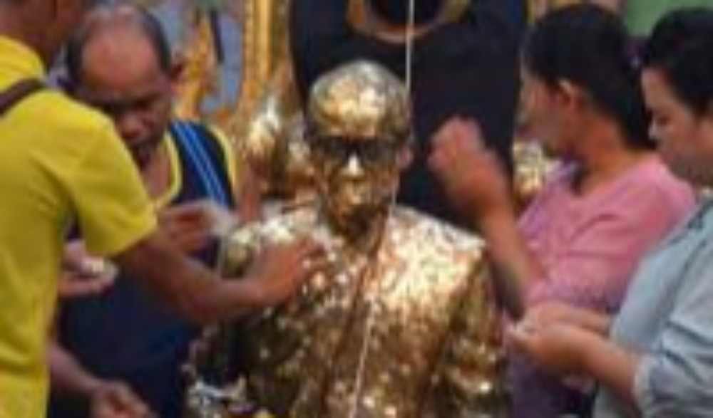 ประเพณีห่มผ้าองค์หลวงพ่อพระบรมธาตุเกยไชย