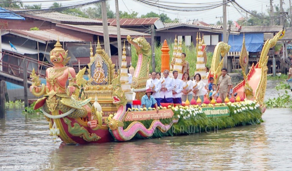 ประเพณีแห่เทียนพรรษาทางน้ำ