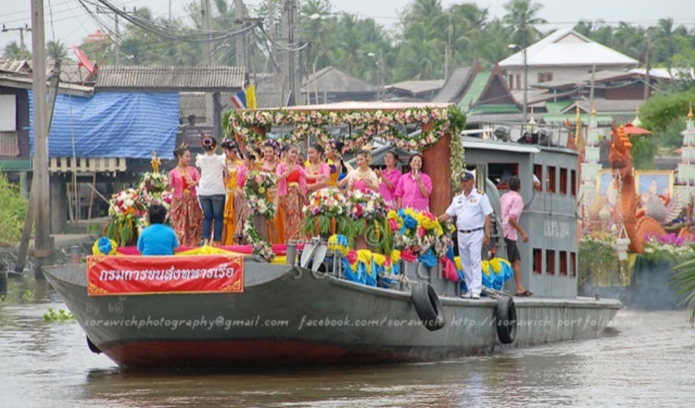 ประเพณีแห่เทียนพรรษาทางน้ำ