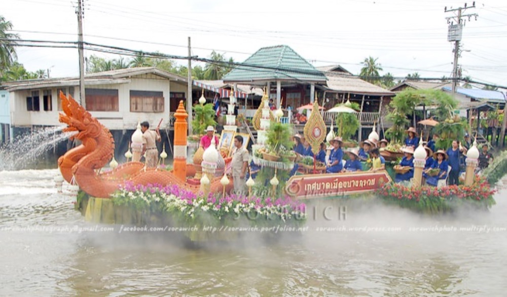ประเพณีแห่เทียนพรรษาทางน้ำ