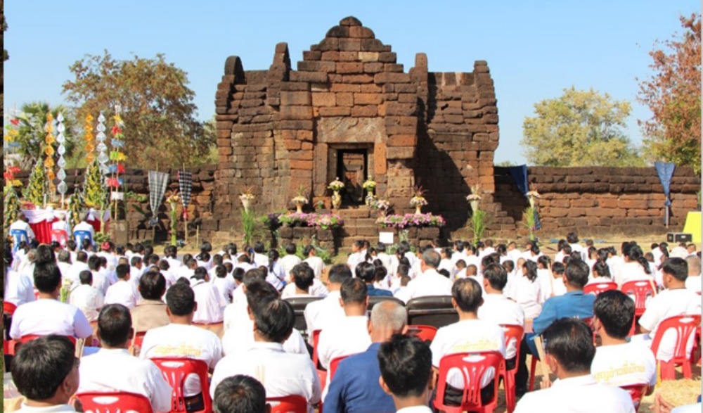 งานประเพณีบุญข้าวจี่ยักษ์ อนุรักษ์ปราสาทขอม ออนชอนผ้าย้อมคราม