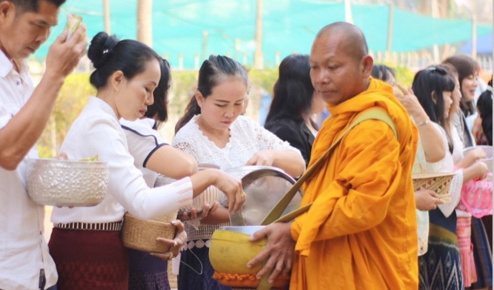 บุญเดือนสามตักบาตรข้าวจี่