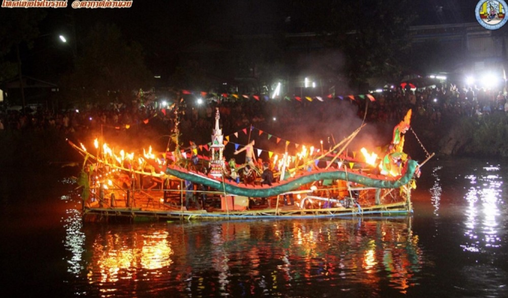 งานประเพณีบุญเดือนสิบ แข่งเรือยาว ไหลเรือไฟ ไหว้พระแก้วคู่บ้าน