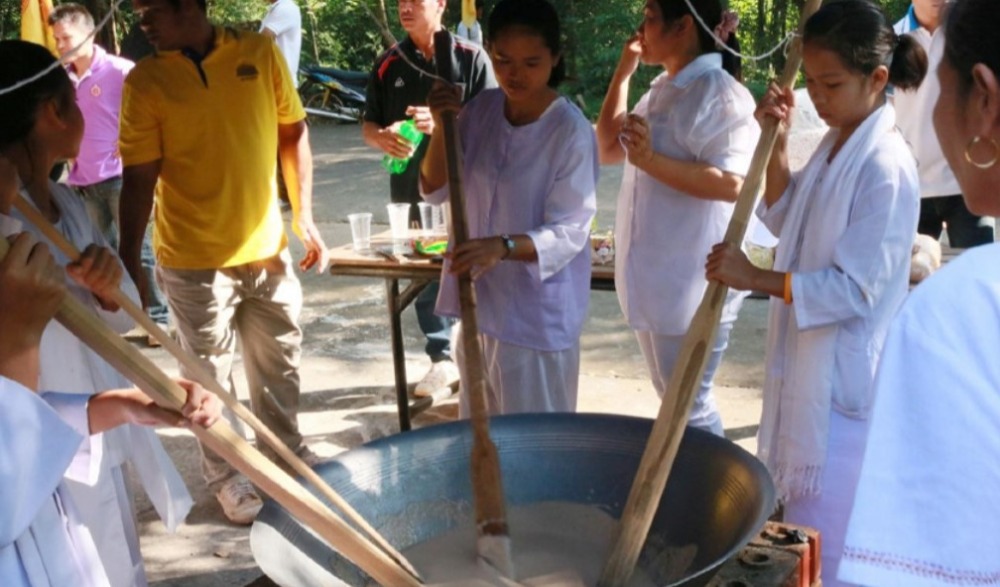 งานประเพณีวันออกพรรษา กวนข้าวทิพย์ ตักบาตรเทโว