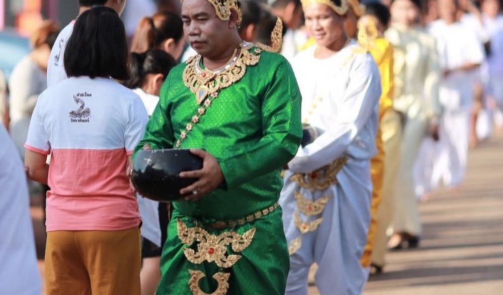 งานประเพณีตักบาตรเทโวโรหณะ