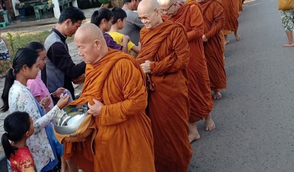 งานประเพณีตักบาตรเทโวโรหณะ