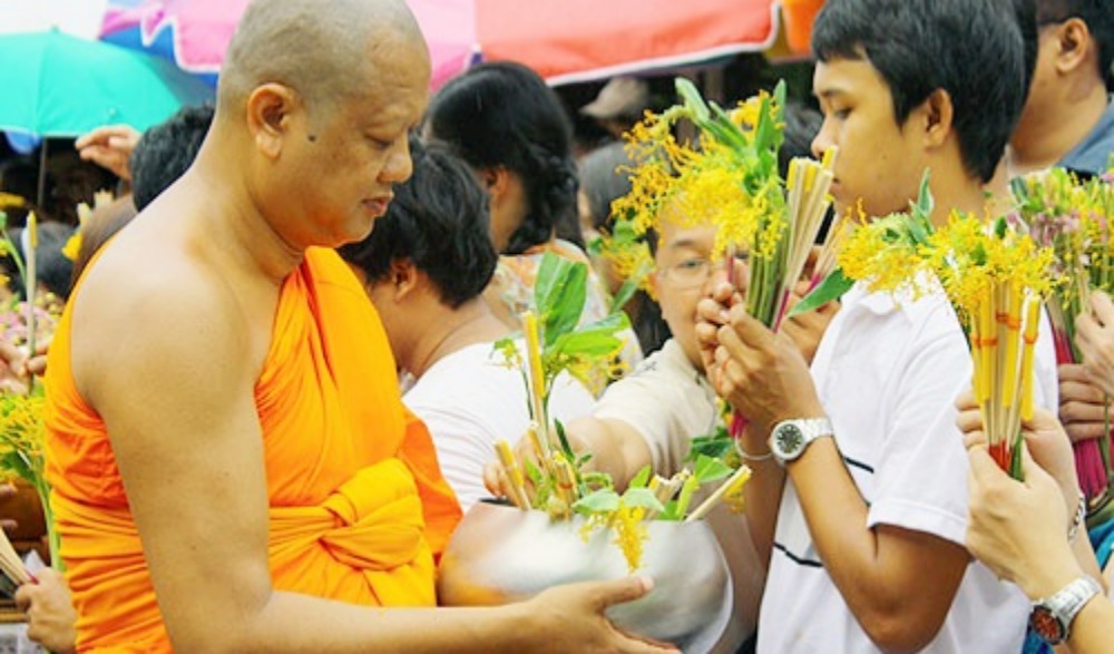 ประเพณีตักบาตรดอกไม้ของชาวมอญ