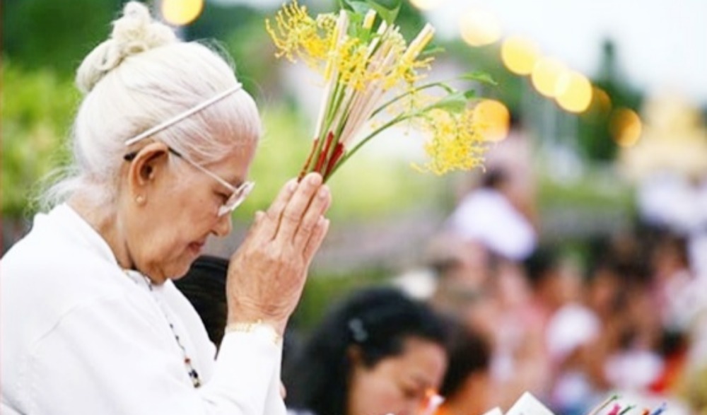 ประเพณีตักบาตรดอกไม้ของชาวมอญ