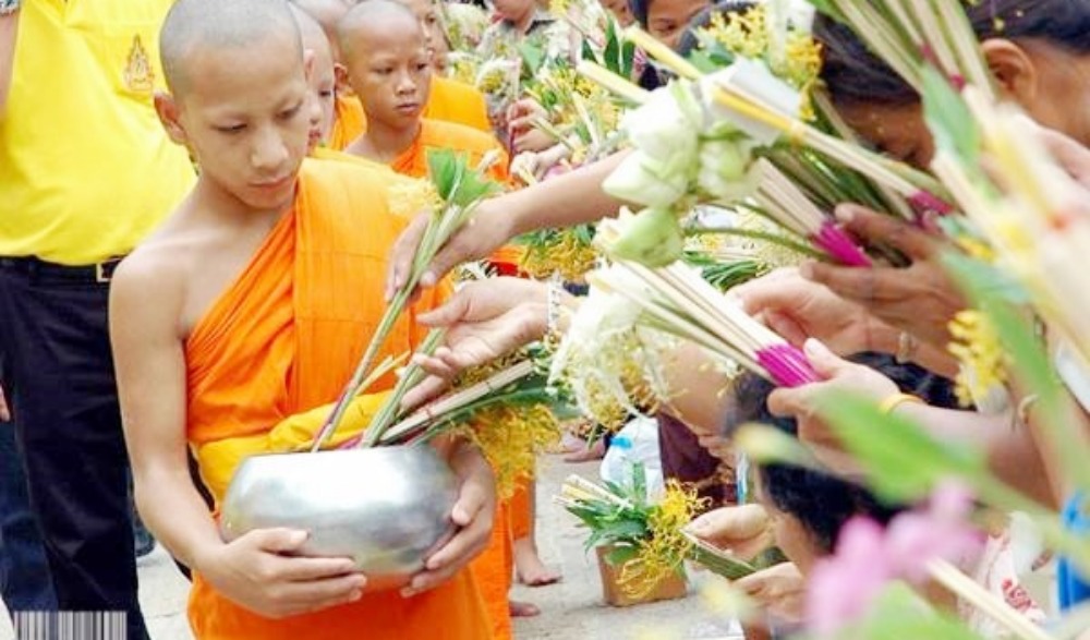 ประเพณีตักบาตรดอกไม้ของชาวมอญ