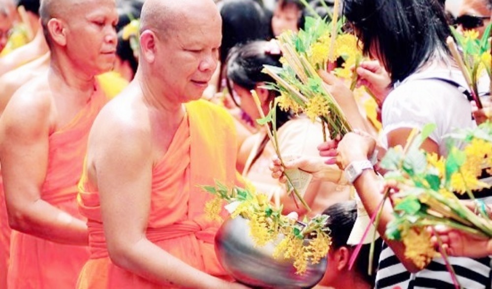ประเพณีตักบาตรดอกไม้ของชาวมอญ