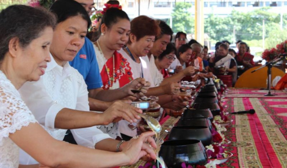 ประเพณีตักบาตรน้ำผึ้ง