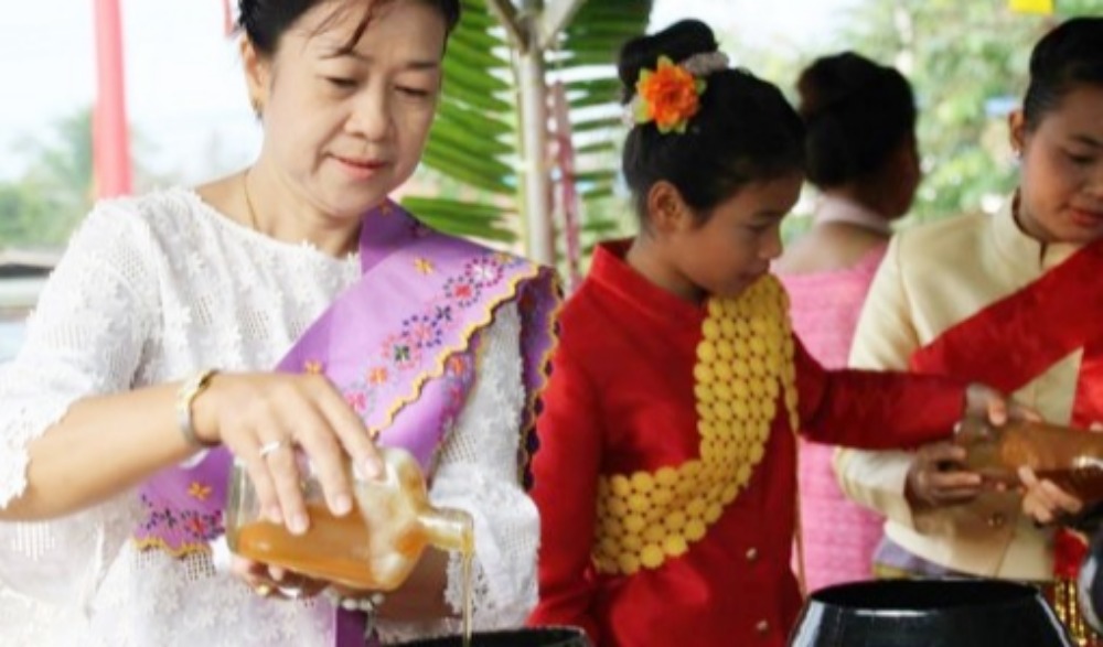ประเพณีตักบาตรน้ำผึ้ง