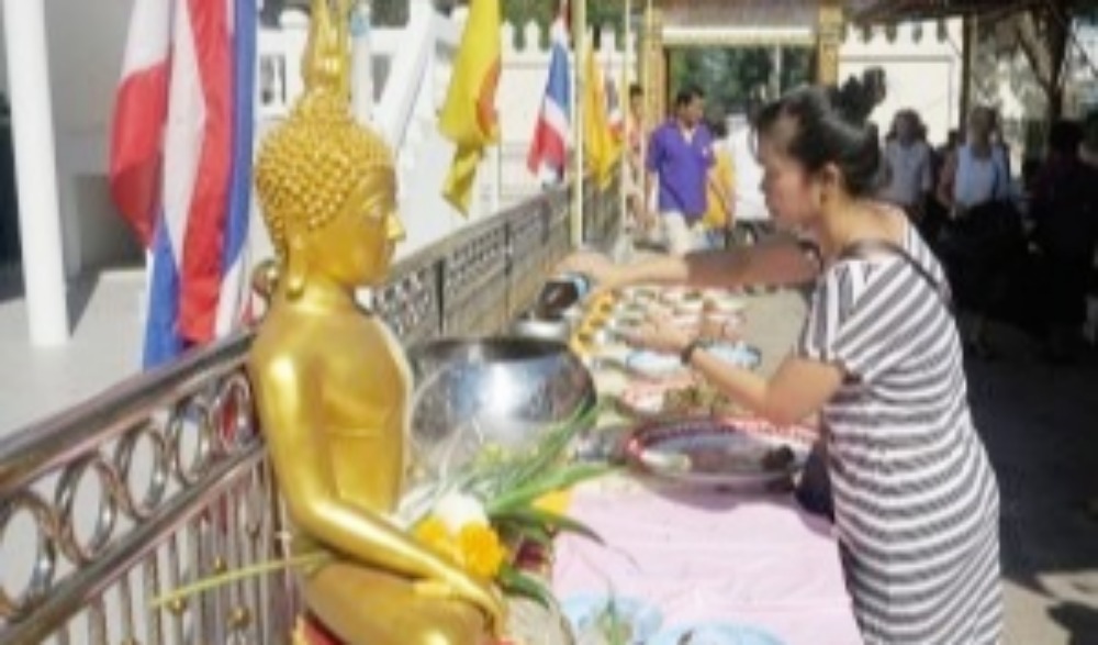 ประเพณีตักบาตรน้ำผึ้ง